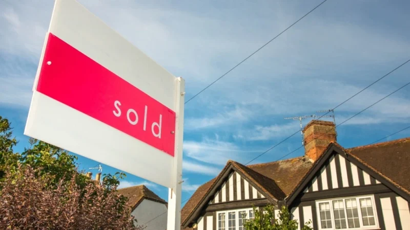 How to Buy a House Before Selling Yours in the UK